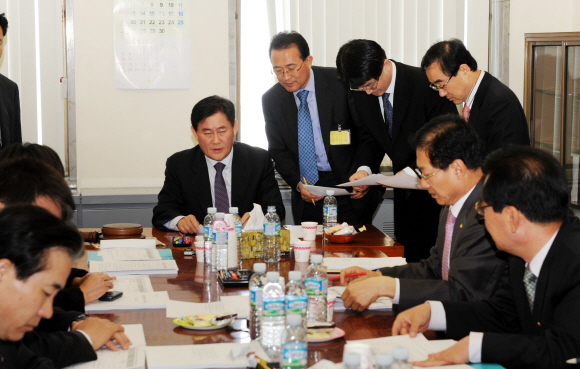 양도세 개정안 심의  국회 기획재정위원회 조세소위원회가 27일 최경환 위원장 주재로 회의를 열어 1가구 다주택자에 대한 양도소득세를 대폭 낮추는 내용의 소득세법 개정안을 심의하고 있다. 김명국기자 daunso@seoul.co.kr