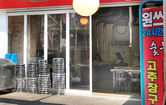 국내에서도 돼지인플루엔자 추정환자가 발생한 28일 서울시내의 한 삼겹살집이 한산한 모습을 보이고 있다.  이호정기자 hojeong@seoul.co.kr