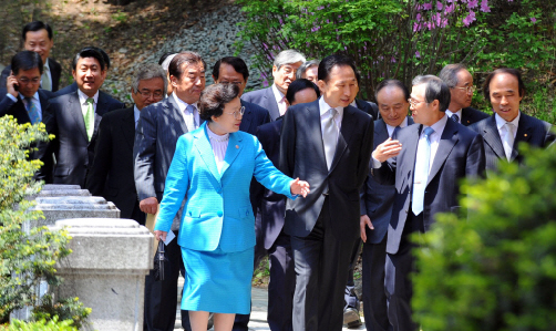 이명박(앞줄 가운데) 대통령이 28일 청와대에서 일부 대학총장들과 간담회를 마친 뒤 이배용(앞줄 왼쪽) 이화여대 총장, 이장무(앞줄 오른쪽) 서울대 총장 등 참석자들과 함께 오찬장소로 가고 있다. 최해국기자 seaworld@seoul.co.kr
