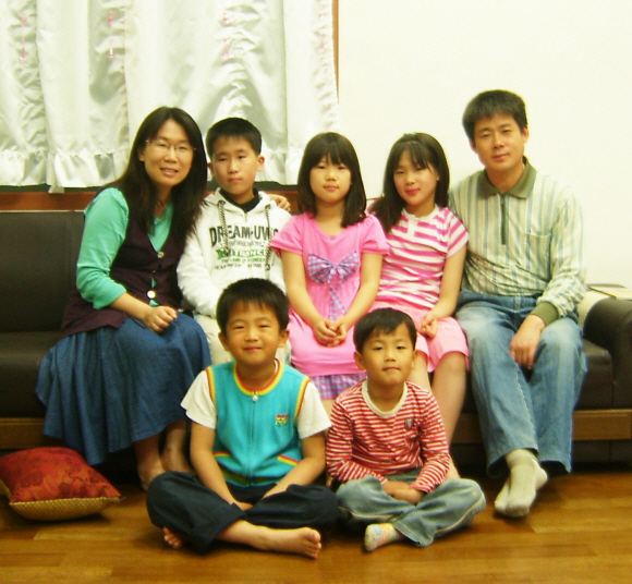 다섯 자녀를 입양해 다음달 11일 ‘제4회 입양의 날’에 복건복지가족부장관상을 받게 된 이정화씨 가족. 왼쪽 위에서부터 시계방향으로 이씨, 넷째 성수군, 셋째 혜인양, 둘째 형인양, 남편 장동환씨, 다섯째 민수군, 첫째 진수군.