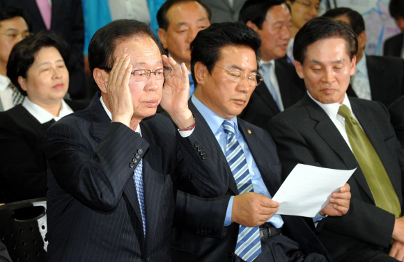 한나라당 박희태(왼쪽)대표와 이윤성(가운데)국회 부의장, 공성진 최고위원 등이 29일 저녁 여의도 당사에서 개표 방송을 지켜보고 있다. 안주영기자 jya@seoul.co.kr