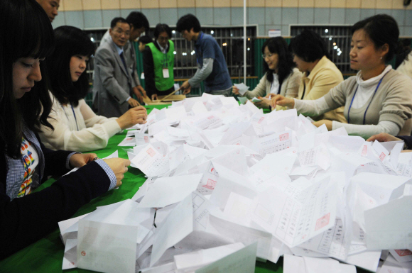 29일 저녁 인천 부평을 국회의원 재선거의 개표 작업이 부평구 산곡1동 산곡중학교 개표소에서 진행되고 있다. 안주영기자 jya@seoul.co.kr