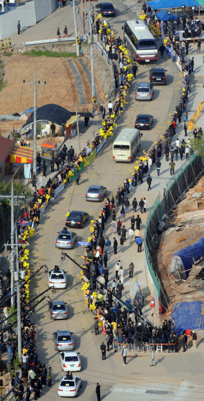 서울로  30일 검찰에 출두하는 노무현 전 대통령을 태운 버스와 취재 및 경호 차량 행렬이 경남 김해시 봉하마을을 떠나고 있다. 김해 도준석기자 pado@seoul.co.kr