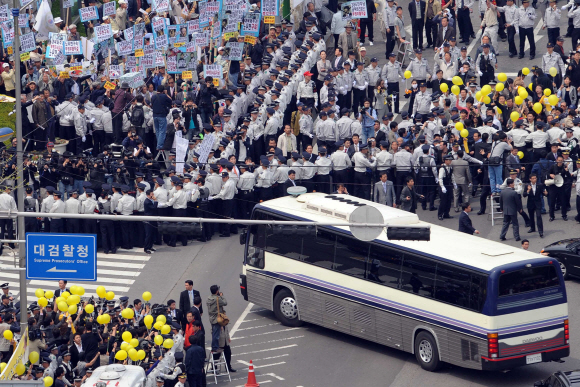 30일 오전 봉하마을에서 출발한 노무현 전 대통령을 태운 버스가 5시간여 만인 오후 1시19분쯤 서울 서초동 대검찰청 청사로 들어서고 있다. 청사입구에는 친노단체와 보수단체들이 결집해 서로 몸싸움을 벌이는 등 간헐적인 충돌이 있었다. 보수단체 일부는 버스에 계란, 신발을 던지기도 했다. 정연호기자 tpgod@seoul.co.kr