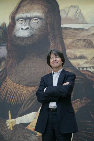 세계적인 그림책 작가 앤서니 브라운이 ‘미술관에 간 윌리’ 속의 모나리자를 패러디한 고릴라 앞에서 소년처럼 웃고 있다.  사진제공 웅진주니어  