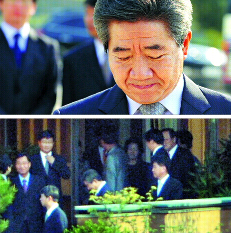 30일 검찰에 출석하기 위해 봉하마을을 떠나는 노무현 전 대통령의 표정이 침울해 보인다(위). 노 전 대통령을 배웅하는 권양숙 여사의 모습(아래). 김해 도준석기자 pado@seoul.co.kr