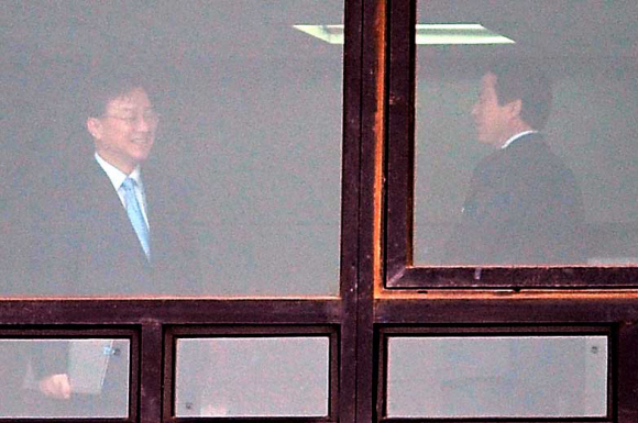 노무현 전 대통령이 30일 서울 서초동 대검찰청에 출석해 조사를 받고 있는 가운데 대검 11층 복도에서 홍만표(왼쪽) 수사기획관이 관계자와 이야기를 나누고 있다.  정연호기자 tpgod@seoul.co.kr