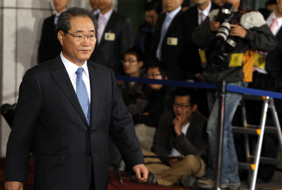 임채진 검찰총장이 1일 새벽 노무현 전 대통령 소환조사가 끝난 뒤 서울 서초동 대검청사를 떠나고 있다. 사진공동취재단