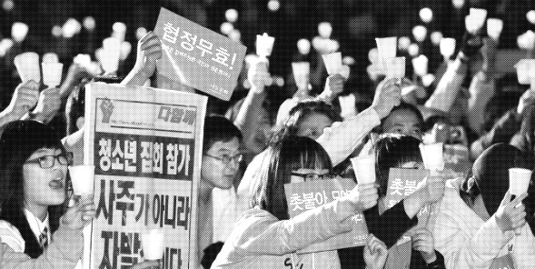 지난해 5월 서울시청 앞 광장에서 열린 ‘미국산 쇠고기 전면 수입 반대 촛불 집회’에 모인 청소년들이 ‘집회 참가는 사주가 아니라 자발적’이라는 피켓 등을 들고 쇠고기 수입반대를 외치고 있다. 서울신문 포토라이브러리