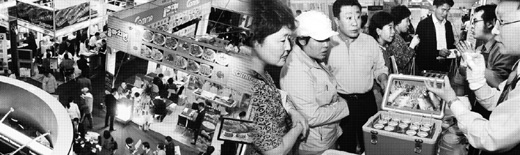 창업이나 취업 박람회장에는 일자리를 구하기 위해 방문한 직장 은퇴자나 노인들의 모습을 쉽게 찾아볼 수 있다. 프랜차이즈 업체와 기업이 주관한 창업·취업 박람회장에서 예비 창업자들이 부스에서 음식을 시식해보고 관계자로부터 창업제품에 대한 설명을 듣고 있다.  서울신문 포토라이브러리