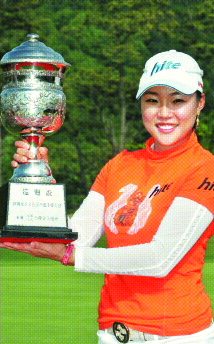 서희경이 3일 경북 경주 디아너스골프장에서 열린 KLPGA투어 한국여자오픈 마지막날 역전 우승을 거둔 뒤 우승 트로피를 들고 환하게 웃고 있다.  KLPGA 제공