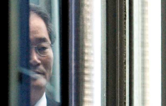 林의 결정만 남았다  임채진 검찰총장이 4일 점심식사를 위해 건물 내부통로를 이용해 대검찰청 구내식당으로 이동하고 있는 모습이 카메라 렌즈에 잡혔다. 노무현 전 대통령에 대한 대검 중수부의 최종 수사 보고서를 받은 임 총장의 표정이 심각해 보인다. 정연호기자 tpgod@seoul.co.kr