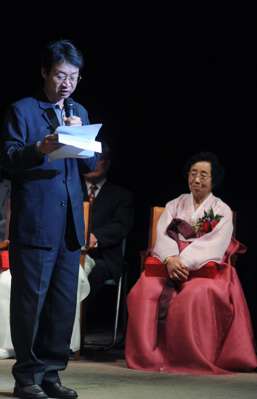 소설가 이순원(왼쪽)씨가 4일 서울 국립중앙극장에서 열린 ‘2009 예술가의 장한 어머니상’ 시상식에서 수상한 어머니 김남숙(오른쪽)씨를 축하하며 감사의 편지를 읽고 있다. 문화체육관광부 제공