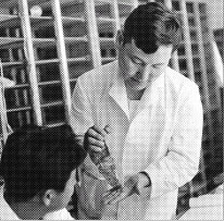 1966년 석장리 구석기 유물을 처음 발견할 당시 조교와 함께 정리 분류 작업을 진행하는 손보기 교수. 서울신문 포토라이브러리