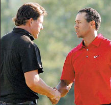 세계 랭킹 1위 타이거 우즈(오른쪽)와 2위 필 미켈슨이 지난달 마스터스대회 4라운드에서 동반플레이를 마친 뒤 악수를 나누고 있다. 서울신문 포토라이브러리