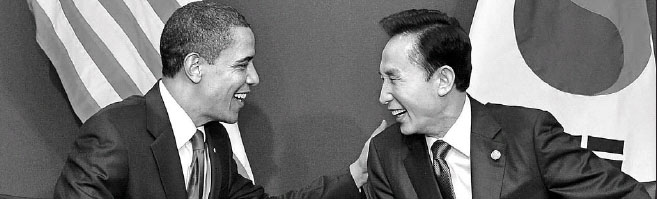 저자는 “한·미동맹은 하나의 요소일 뿐 그것 자체가 대전략의 전부 혹은 중추가 될 수 있는 것은 아니다.”라고 말한다. 지난 4월 영국 런던에서 열린 G20금융정상회의에서 이명박(오른쪽) 대통령이 버락 오바마 미국 대통령과 반갑게 인사를 나누고 있다.  서울신문 포토라이브러리