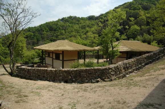 민속체험관이었다가 한옥 펜션으로 ‘용도 변경’된 심청이야기마을.