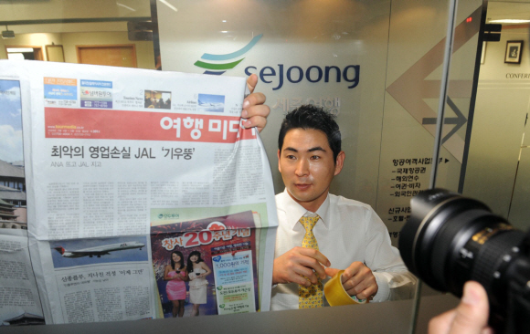 검찰이 박연차 태광실업 회장의 세무조사 무마 로비 의혹과 관련해 7일 서울 중구 태평로에 있는 세중나모여행사를 압수 수색하고 있는 가운데 여행사 직원들이 복도에서 사무실로 향하는 유리문을 신문지로 가리고 있다. 도준석기자 pado@seoul.co.kr 