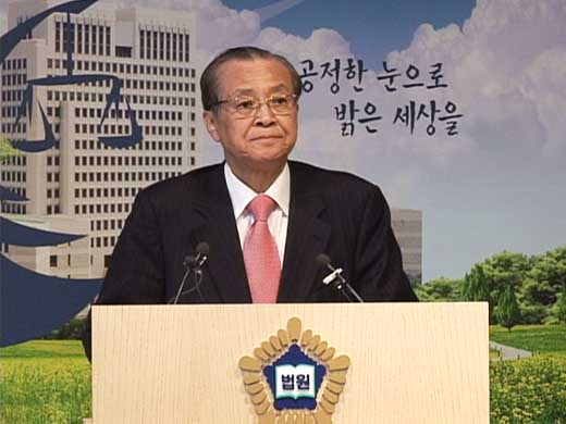 대법원 윤리위원회 최송화 위원장이 8일 오후 서초동 대법원에서 회의 결과에 대해 설명하고 있다.최 위원장은 이 자리에서 신영철 대법관이 촛불재판에 관여한 것으로 인식되거나 오해될 수 있는 행위를 한 것으로 결론지었다고 밝혔다.