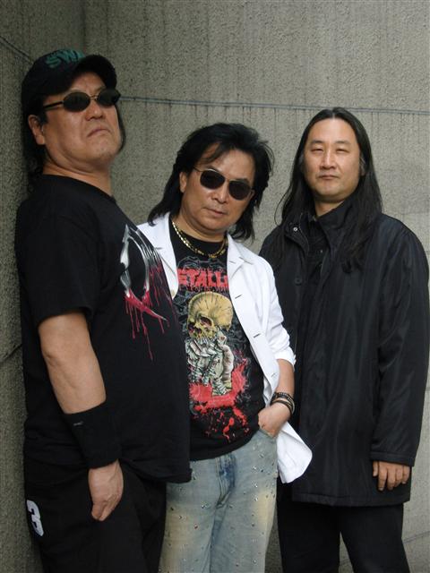 왼쪽부터 백두산의 베이스 김창식, 보컬 유현상, 기타 김도균. 드럼 한춘근은 아쉽게도 집안 사정으로 함께하지 못했다.