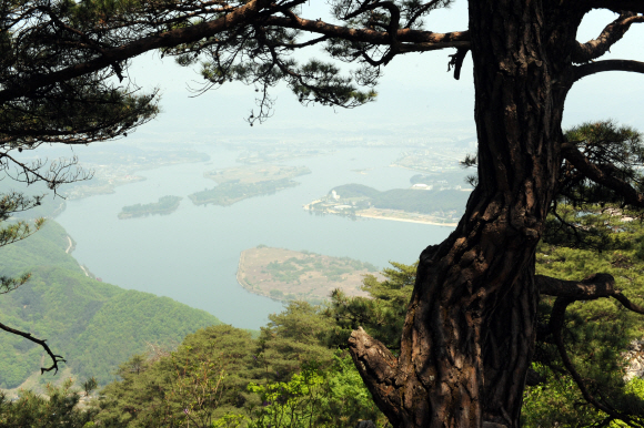 도시와 기막히게 어울려 한폭의 풍경화를 그려내는 삼악산은 수쳔년 동안 강원 춘천과 동고동락하며 깊은 인연을 맺고 있다. 특히 정상에서 바라보는 의암호수와 춘천시내 전경은 장관이다.  춘천 도준석기자 pado@seoul.co.kr