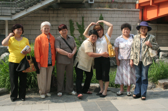 지난 8일 서울 청계천 나들이에 나선 ‘청국장 마마’들이 기념촬영을 했다. 왼쪽부터 카차, 조야, 로자, 나스차, 비카황, 리나, 베네라씨. 동북아평화연대 제공