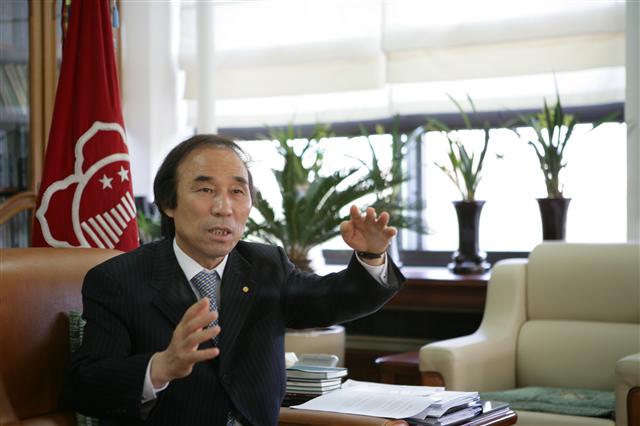 노동일 경북대 총장이 집무실에서 ‘한강을 넘어 글로벌 중심으로’ 가기 위한 학교 발전 구상을 밝히고 있다. 경북대 제공 