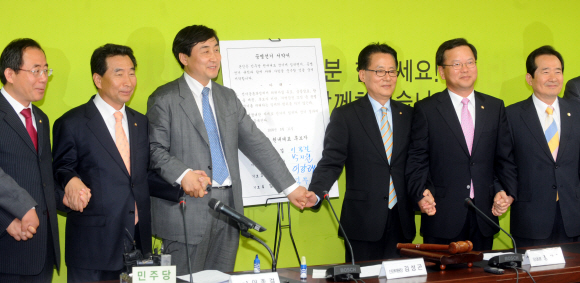 오는 15일 민주당 원내대표 경선을 앞두고 후보자들이 여의도 당사에서 공명선거를 다짐하고 있다. 오른쪽부터 정세균 대표, 김부겸·박지원·이종걸·이강래 후보, 김성곤 원내대표 선거관리위원장. 김명국기자 daunso@seoul.co.kr