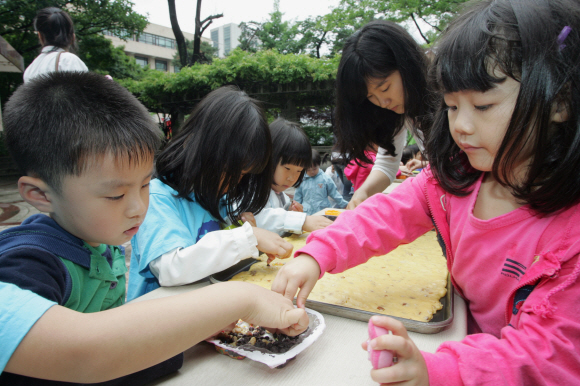 12일 경희대에서 열린 ‘경희 봉사 페스티벌’에서 경희봉사단 학생들이 저소득층 어린이 150여명을 초대해 함께 쿠키를 만들고 있다. 