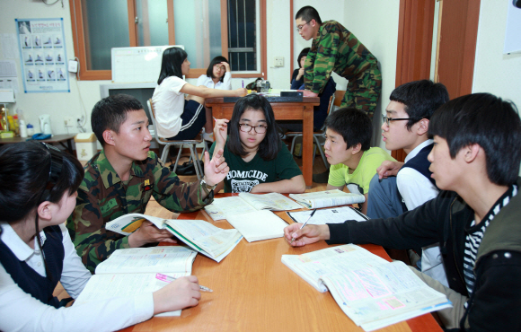 육군 8사단 소속 ‘군인 선생님’들이 12일 경기 포천의 한 공부방에서 학습지도를 하고 있다. 육군 제공 