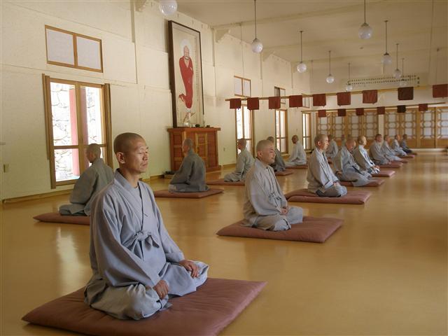 9일 전남 구례 선등선원에서 하안거 수행에 든 수좌승 21명이 고요한 가운데 참선 수행을 하고 있다. 