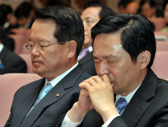 기도의 힘으로 한나라당 쇄신특위 위원장인 원희룡(오른쪽) 의원과 원내대표 출마 예정자인 정의화 의원이 12일 국회 의원회관에서 열린 한나라당 기독인 조찬기도회에 참석해 기도하고 있다. 김명국기자 daunso@seoul.co.kr