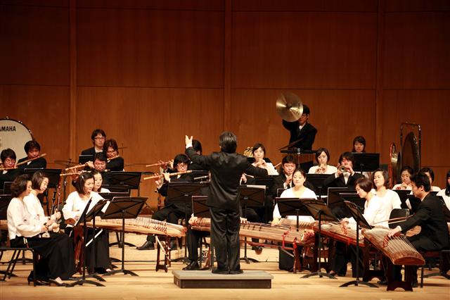 13일 서울 국립극장 해오름극장에서 열린 ‘정오의 음악회’에서 국립국악관현악단이 원영석의 지휘로 연주를 하고 있다. 국립극장 제공