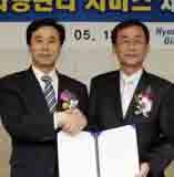 양인석(왼쪽) 현대·기아차 CL사업부장과 신희직 현대오일뱅크 영업본부장이 협약식 후 악수하고 있다.