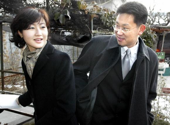 2003년 1월 노무현 당선자 시절 예비부부로 경남 김해시 봉하마을을 찾은 노정연(왼쪽)씨와 남편 곽상언 변호사. 서울신문 포토라이브러리