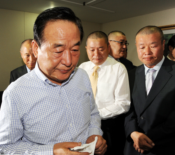 14일 대법원 판결로 의원직을 상실한 친박연대 서청원(왼쪽) 대표와 판결에 반발, 삭발한 당직자 및 당원들이 서울 여의도 당사에서 침통한 표정을 짓고 있다. 김명국기자 daunso@seoul.co.kr