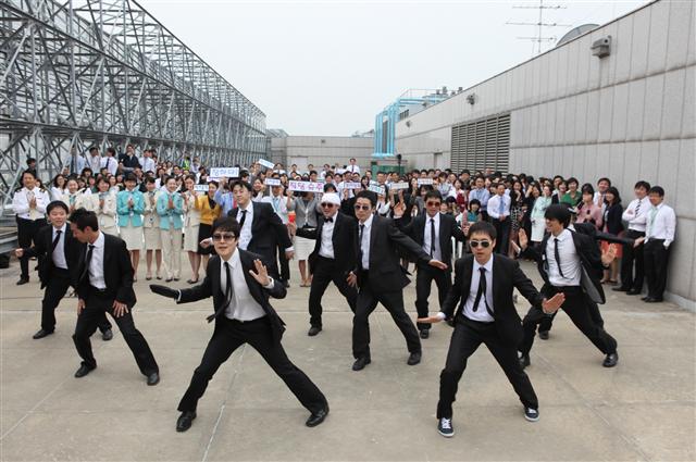 대한항공 직원 10명으로 구성된 ‘직딩 슈주’가 15일 ‘칼맨(KALMAN)음악회’에서 공연을 펼치고 있다. 대한항공 제공