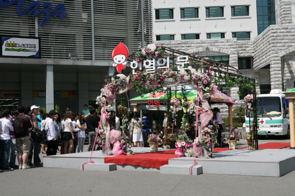 15일 서울 성동구 한양대학교 본관 앞에서 학생들이 헌혈을 하기 위해 줄을 서고 있다. 한양대학교 제공