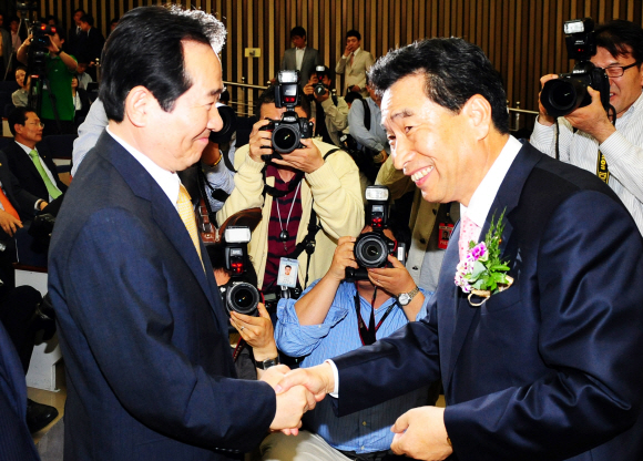 민주당 정세균(왼쪽) 대표가 15일 국회에서 경선을 통해 원내대표로 선출된 이강래 의원과 악수하고 있다. 김명국기자 daunso@seoul.co.kr