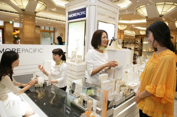 지난 14일 일본 도쿄 니혼바시 미츠코시 백화점의 아모레퍼시픽(AMOREPACIFIC) 매장을 찾은 고객들이 피부 상담을 받고 있다. 아모레퍼시픽 제공