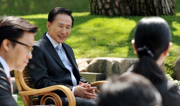 이명박(왼쪽에서 두 번째) 대통령이 18일 청와대에서 아세안 회원국 언론인들과 간담회를 하고 있다. 최해국기자 seaworld@seoul.co.kr