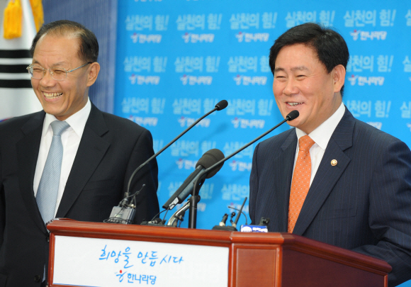 한나라당 황우여(왼쪽) 의원과 최경환 의원이 18일 서울 여의도 당사에서 원내대표와 정책위의장 출마회견을 하고 있다. 안주영기자 jya@seoul.co.kr