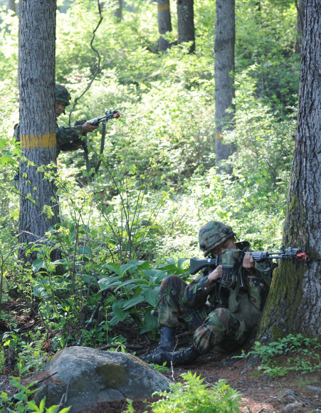 처음으로 육군 과학화전투훈련단 전투 훈련에 참여한 학군 초임 소위들이 대항군과 전투를 벌이고 있다.   인제 안주영기자 jya@seoul.co.kr 