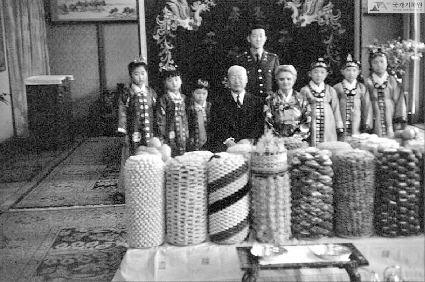 1959년 3월 84회 생일을 맞은 이승만 초대 대통령이 경무대(현 청와대)에서 생일상을 앞에 두고 영부인 프란체스카 여사, 양아들 이강국(뒷줄 군복 입은 사람)씨와 포즈를 취하고 있다.