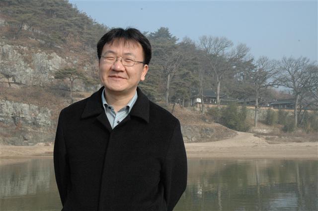 류성룡이 징비록을 집필했던 안동 하회마을 옥연정사앞에 서 있는 저자 박준호씨.  동아시아 제공