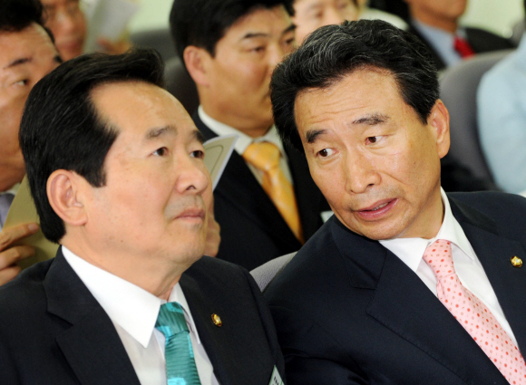 민주당 정세균(왼쪽) 대표와 이강래 원내대표가 19일 영등포 당사에서 ‘뉴 민주당 플랜’을 논의하기 위해 열린 국회의원·지역위원장 전체회의에서 의견을 나누고 있다. 김명국기자 daunso@seoul.co.kr