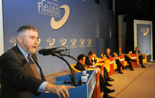 19일 서울 그랜드 하얏트호텔에서 열린 세계 경제금융 콘퍼런스에서 폴 크루그먼 프린스턴대 교수가 주제 발표를 하고 있다 사진공동취재단