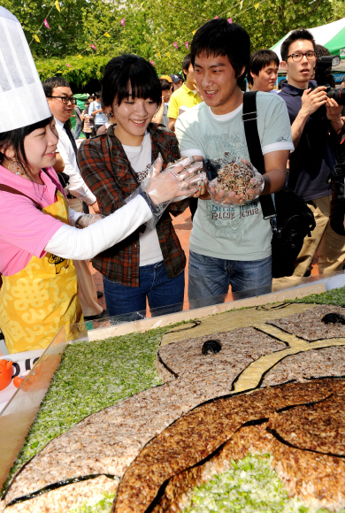 19일 오전 서울 안암동 고려대학교에서 학생들이 ‘생각대로 한우 주먹밥 만들기’ 행사에 참가해 주먹밥을 만들고 있다. 대학 축제기간에 열린 이번 행사는 한우자조금관리위원회 후원으로 진행됐다. 류재림기자 jawoolim@seoul.co.kr