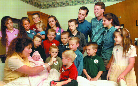 글로벌 경제위기로 생활은 팍팍해졌지만 오히려 가족들간의 유대감은 새록새록 강해지고 있다. 17번째 딸을 출산한 한 미국인 산모(왼쪽)가 딸을 안고 남편과 자녀들에 둘러싸여 즐거워하고 있는 모습. 서울신문 포토라이브러리