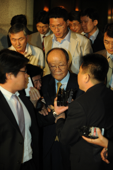 태광실업 세무조사 무마 로비와 관련해 검찰에 소환된 천신일(오른쪽 두번째) 세중나모 회장이 20일 새벽 조사를 받은 뒤 귀가하고 있다. 이호정기자 hojeong@seoul.co.kr 